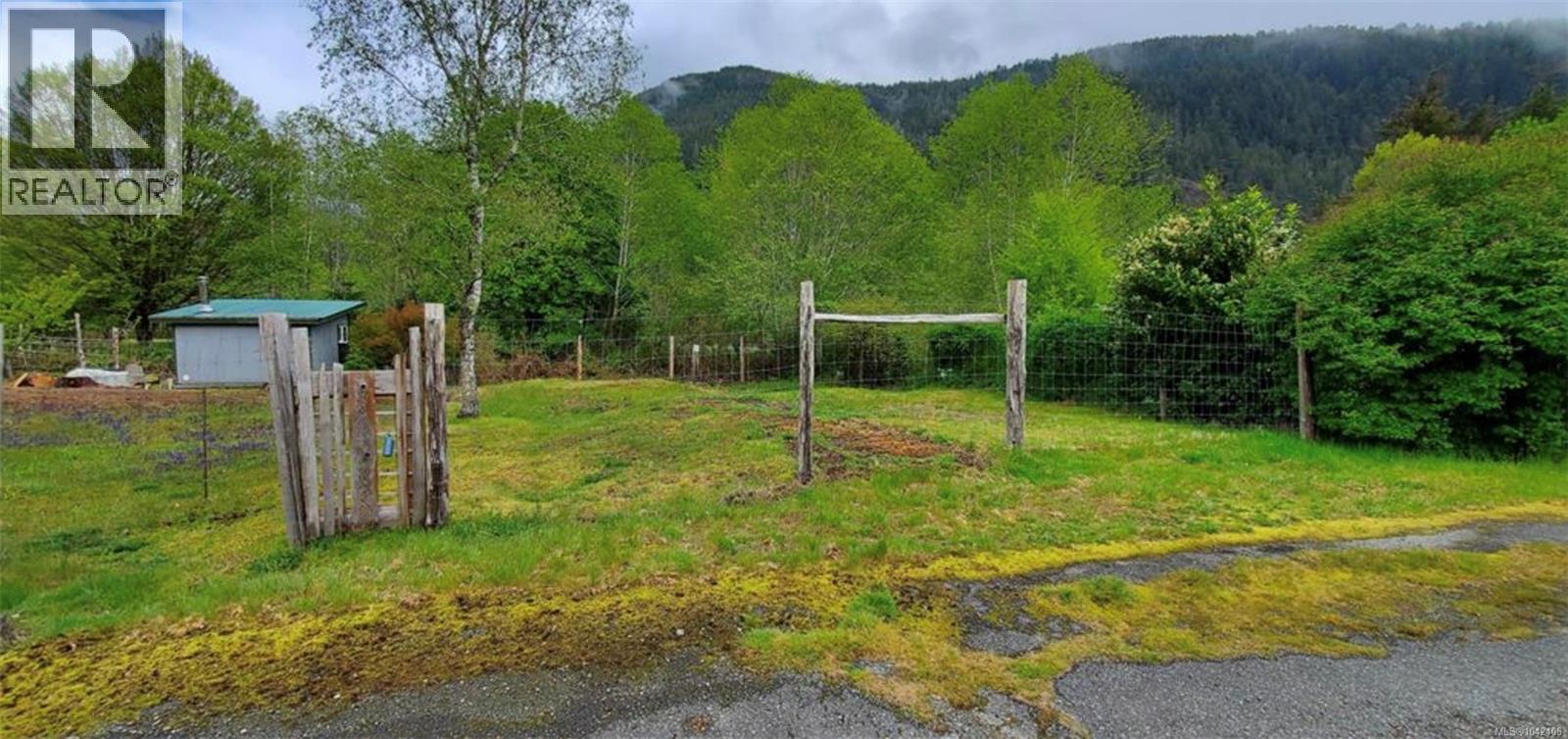 Land in Tahsis 5
