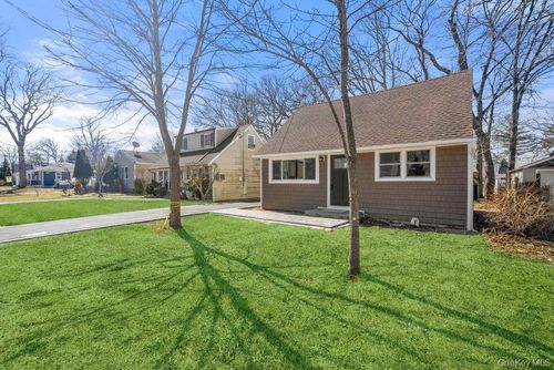 189 Trouville Rd, Copiague, NY, 11726-3018 | Card Image