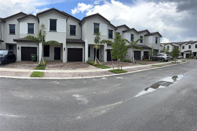 0 - 257 Sw 159 Court, Townhouse with 3 bedrooms, 2 bathrooms and null parking in Pembroke Pines FL | Image 3