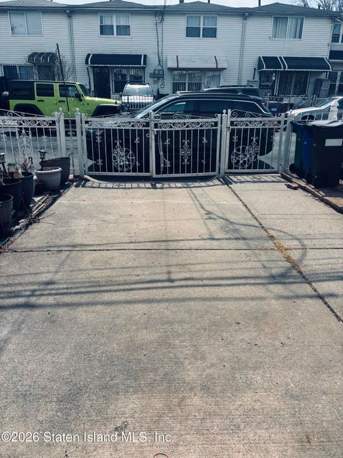 21 Susan Ct, Staten Island, NY, 10304-2566 | Card Image