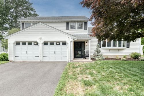 32 Patriot Ln, Newington, CT, 06111-4421 | Card Image