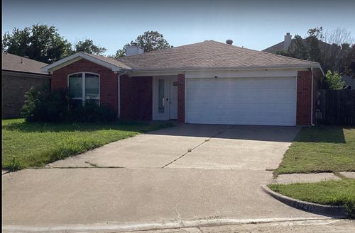 1020 Union Dr, Saginaw, TX, 76131-4815 | Card Image