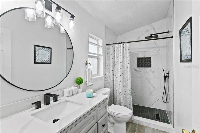 Primary Bathroom | Image 12