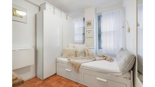 mr3-135 E 54th St, New York, NY, 10022-4508 | Card Image