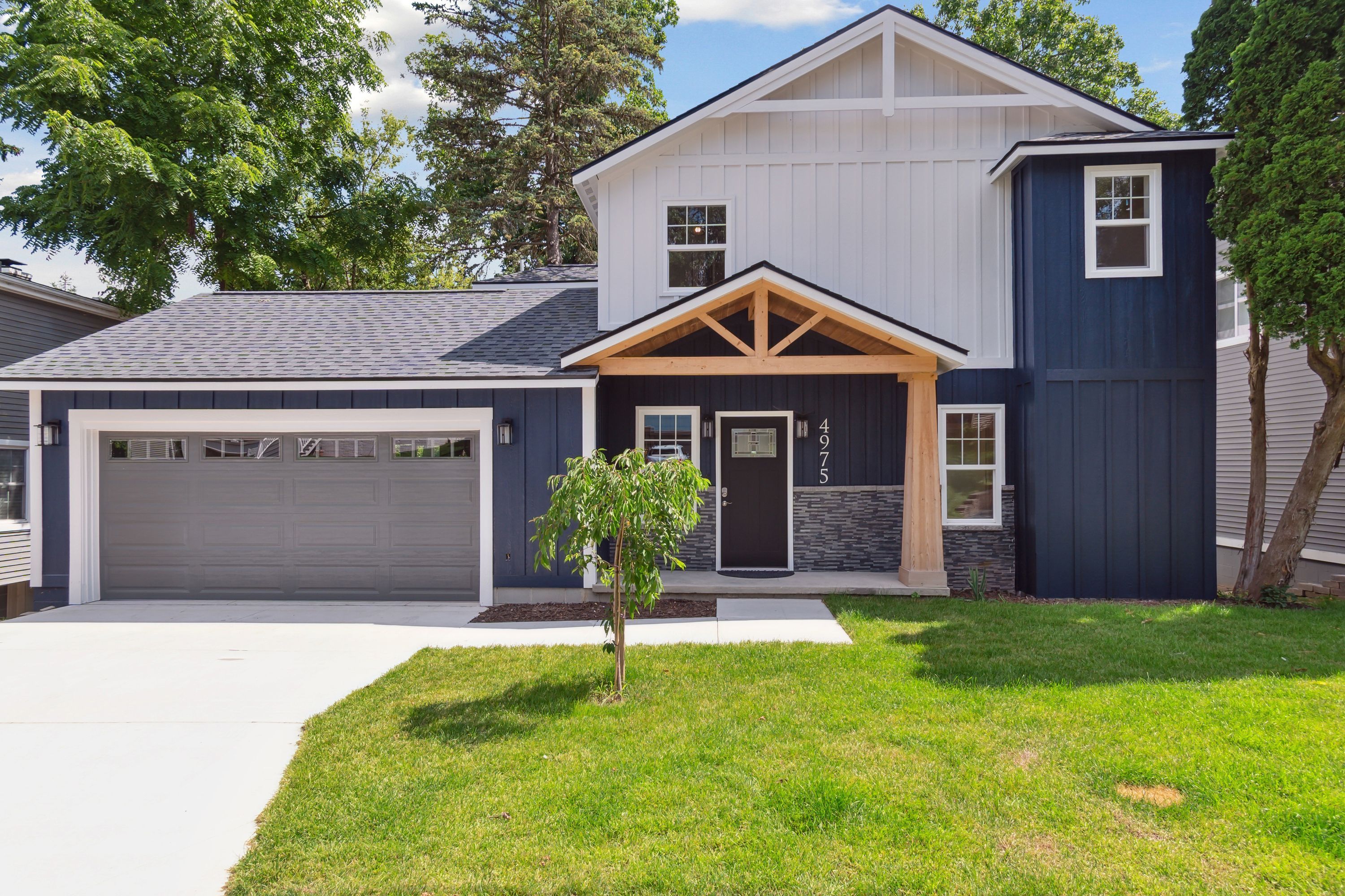 Coshocton Dr, Waterford, MI 48327