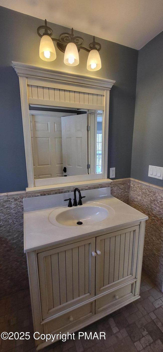 Bathroom 1 | Image 16