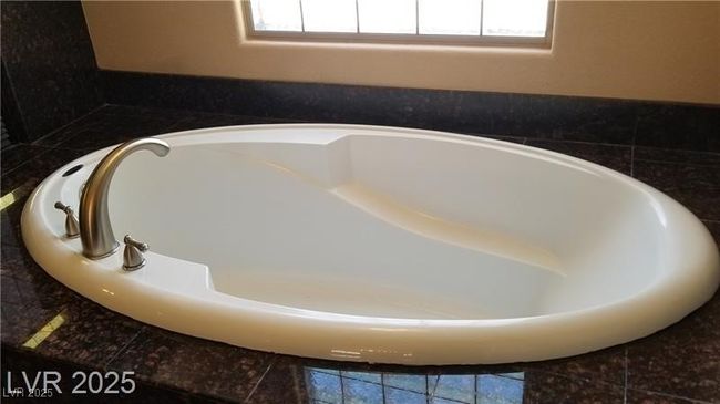 Detailed view of primary bath | Image 22