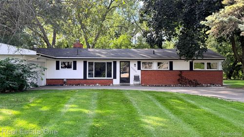 32305 Shrewsbury St, Farmington Hills, MI, 48334-1640 | Card Image