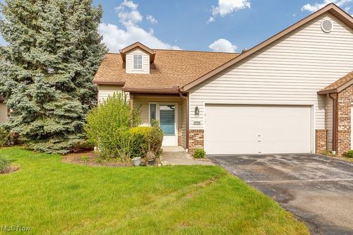 5739 Gateway Ln, Brook Park, OH, 44142-2044 | Card Image