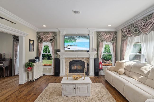 Living Room | Image 7