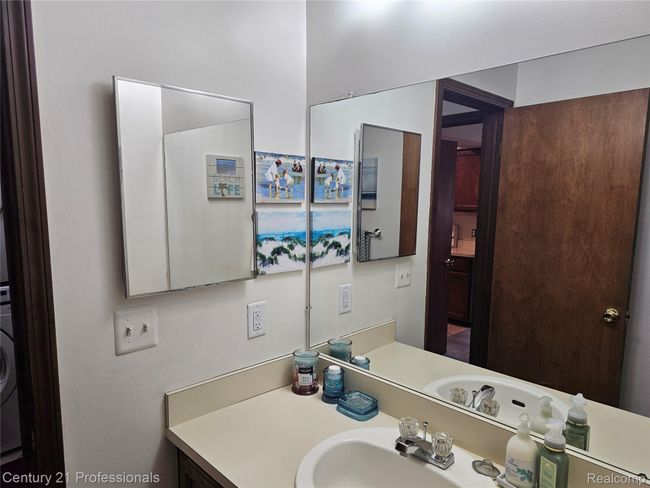 COUNTER AREA SECOND BATH | Image 26
