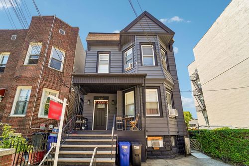 137 Manhattan Ave, Jersey City, NJ, 07307-3811 | Card Image