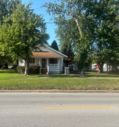 411 W Lincoln St, De Soto, IL, 62924-1135 | Card Image