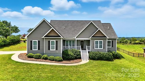 1903 46th Avenue Dr Ne, Hickory, NC, 28601-8440 | Card Image