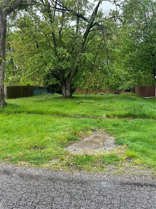 518 Lafayette Blvd, Sheffield Lake, OH, 44054-1421 | Card Image