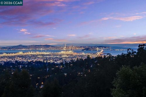 7075 7075 Elverton Dr, Oakland, CA, 94611 | Card Image