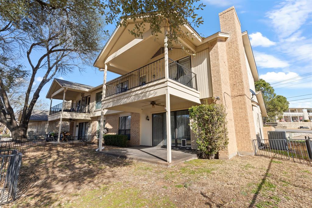 Walnut Place Ct, Granbury, TX 76049