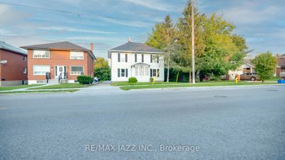 381 Mary St N, Home with 4 bedrooms, 4 bathrooms and 4 parking in Oshawa ON | Image 3