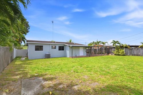687 W 39th Pl, Hialeah, FL, 33012-4244 | Card Image