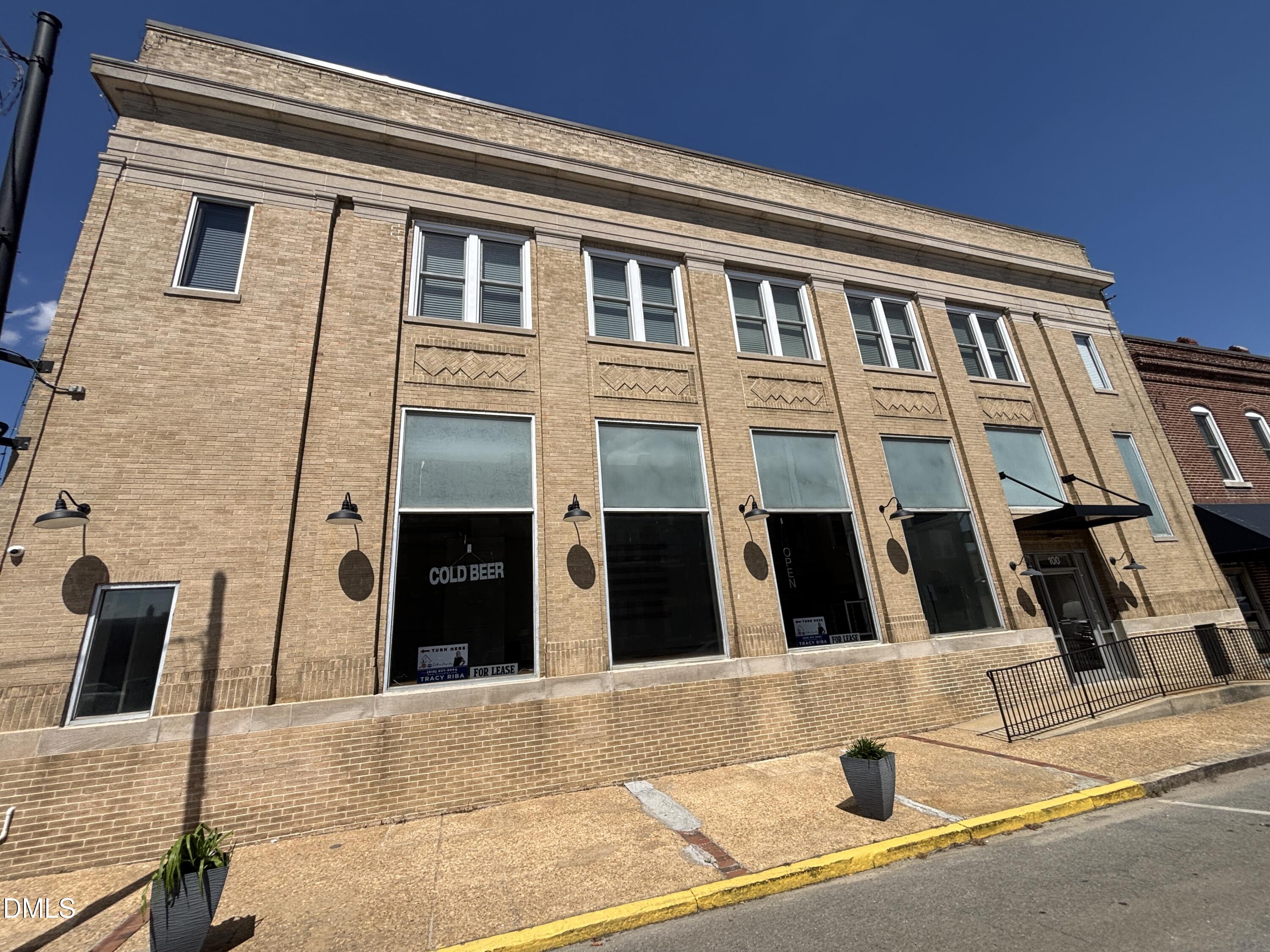 100 N Raiford St, Selma, NC 27576