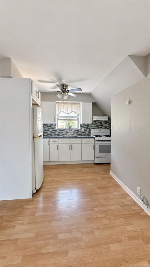 195-07 37th Ave, Flushing, NY, 11358 | Card Image