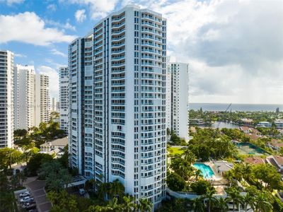 605 - 21055 Yacht Club Dr, Condo with 3 bedrooms, 2 bathrooms and null parking in Aventura FL | Image 1