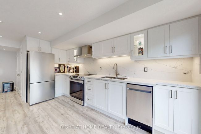 9 John Smith St, House attached with 5 bedrooms, 5 bathrooms and 3 parking in Holland Landing ON | Image 5
