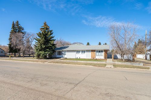 4802 46 Street, Home with 2 bedrooms, 1 bathrooms and 2 parking in Lloydminster SK | Card Image