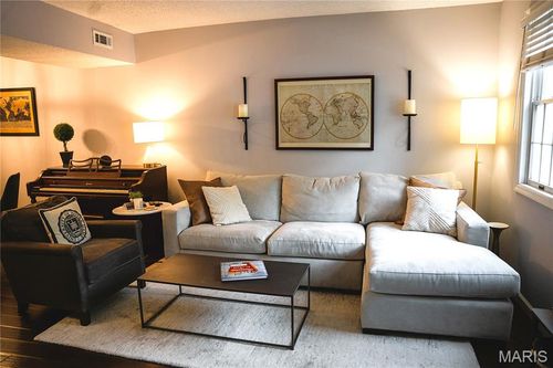 1737 Canary Cv, Brentwood, MO, 63144-1605 | Card Image