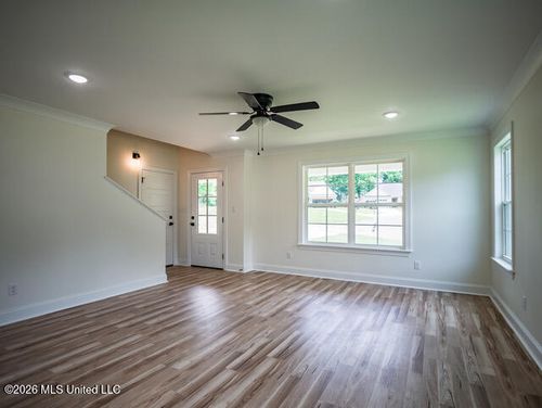 102 Autumnwood Cv, Batesville, MS, 38606-2623 | Card Image