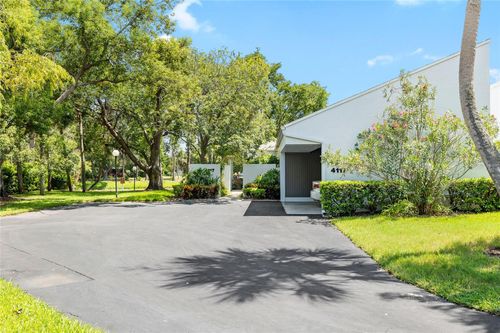 38-4117 Northmeadow Cir, TAMPA, FL, 33618-2724 | Card Image