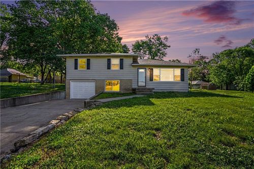 305 Hawthorne St, Smithville, MO, 64089-8228 | Card Image