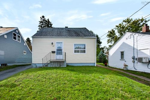 17 E Pleasant St, House with 4 bedrooms, 1 bathrooms and 1 parking in Amherst NS | Card Image