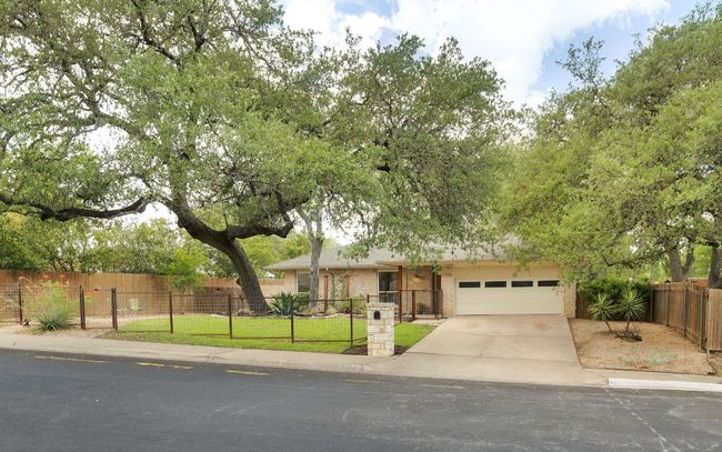 Xeriscaped, shaded, and fully fenced front yard | Image 40