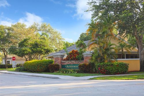 9271 Arborwood Cir, Davie, FL, 33328-6774 | Card Image