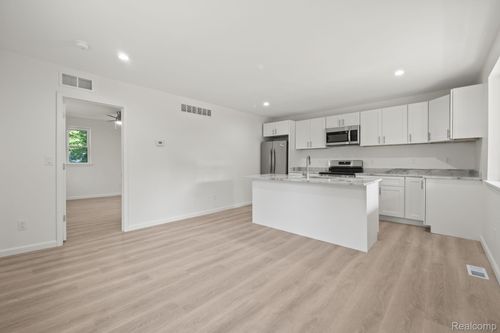 34 Cross St, Auburn Hills, MI, 48326-3220 | Card Image