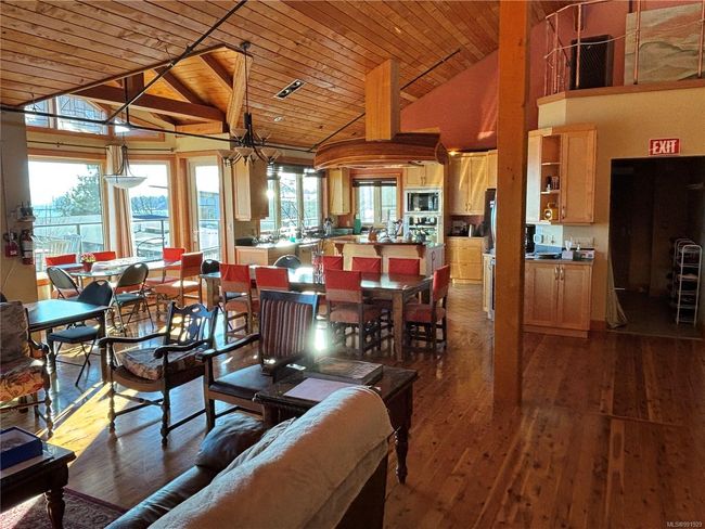 Beautiful common area | Image 38
