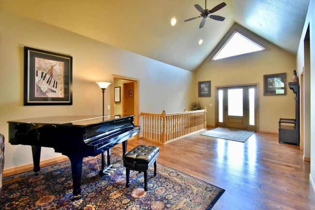 Vaulted living room | Image 6