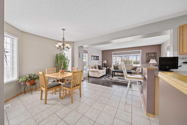 63 Hidden Ranch Close Nw, Home with 3 bedrooms, 2 bathrooms and 4 parking in Calgary AB | Image 5