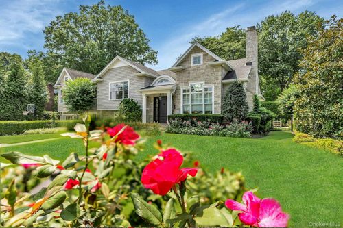 33 Harwood Dr E, Glen Cove, NY, 11542 | Card Image