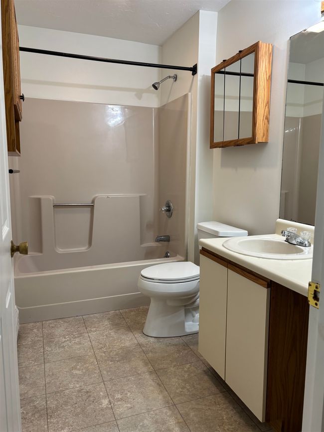 APT-1 - 210 Circle Rd, Condo with 2 bedrooms, 1 bathrooms and null parking in Manchester NH | Image 12