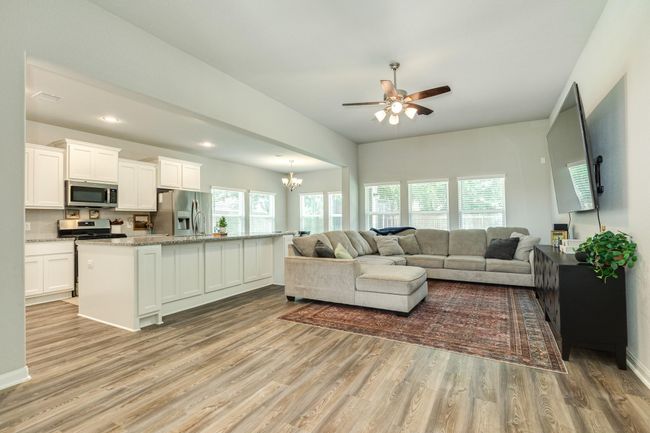 2234 Lake Forrest Dr, House other with 4 bedrooms, 2 bathrooms and 2 parking in West Columbia TX | Image 6