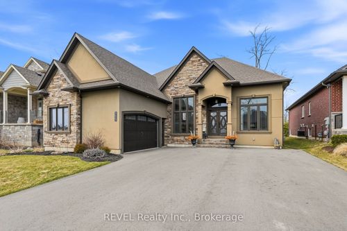 713 Clarence St, Port Colborne, ON, L3K0A8 | Card Image