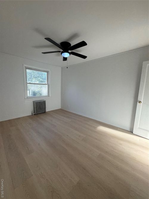 5609 Clearview Expy, Oakland Gardens, NY, 11364-1711 | Card Image