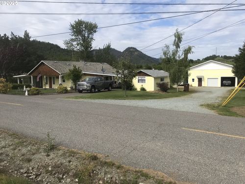 795 E St, Riddle, OR, 97469-9797 | Card Image