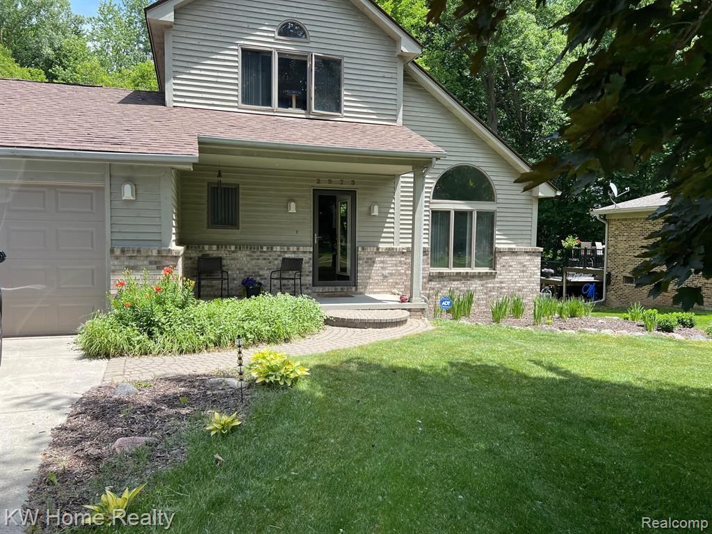 Loon Lake Shores Rd, Waterford, MI 48329