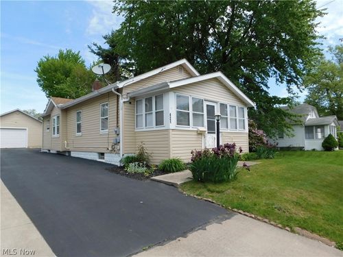 421 Celtic St, Akron, OH, 44314-3605 | Card Image
