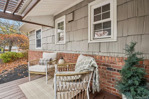 8 Storyland Ln, East Setauket, NY, 11733-1728 | Card Image