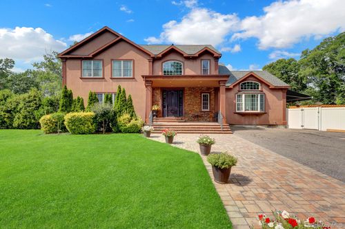 21 Morris Avenue, Brookhaven, NY, 11772 | Card Image