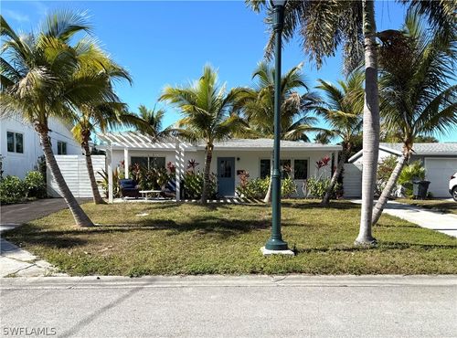 555 14th St N, NAPLES, FL, 34102-3429 | Card Image